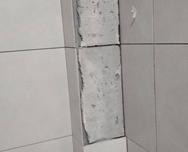 新青瓷砖空鼓维修公司分享下瓷砖施工前基层浇水润湿程度不足，可能导致以下问题